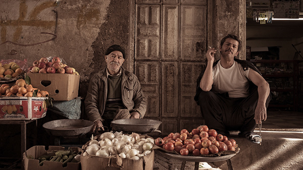 An old man trying to support his family by selling fruits and vegetables by side of the alley.
Shiraz, Iran